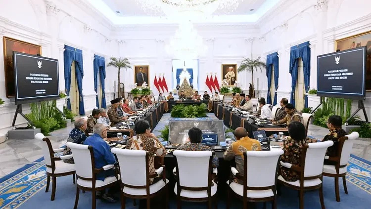 Presiden Prabowo Subianto mengadakan pertemuan dengan tokoh diplomasi senior seperti Dino Patti Djalal, Hassan Wirajuda, Alwi Shihab, dan Jusuf Wanandi di Istana Merdeka, Jakarta, untuk membahas arah kebijakan luar negeri Indonesia dan respons terhadap konflik internasional termasuk isu Palestina.