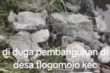 Tangkapan layar video viral TikTok dari akun @opoanane yang memperlihatkan konstruksi drainase pecah di Kabupaten Pati