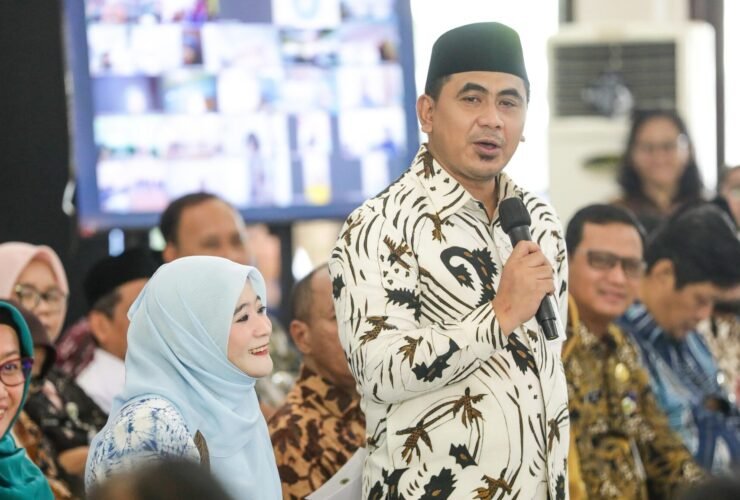 Wakil Gubernur Jawa Tengah Taj Yasin Maimoen sedang berbicara dan memberikan arahan dalam acara Gubernur Menyapa di Banyumas terkait penanganan banjir lumpur