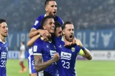 Pemain Persib Bandung beraksi saat menghadapi Ratchaburi FC di leg pertama babak 16 besar AFC Champions League 2, dengan fokus pada intensitas permainan dan adaptasi strategi tim karena absennya pemain kunci.