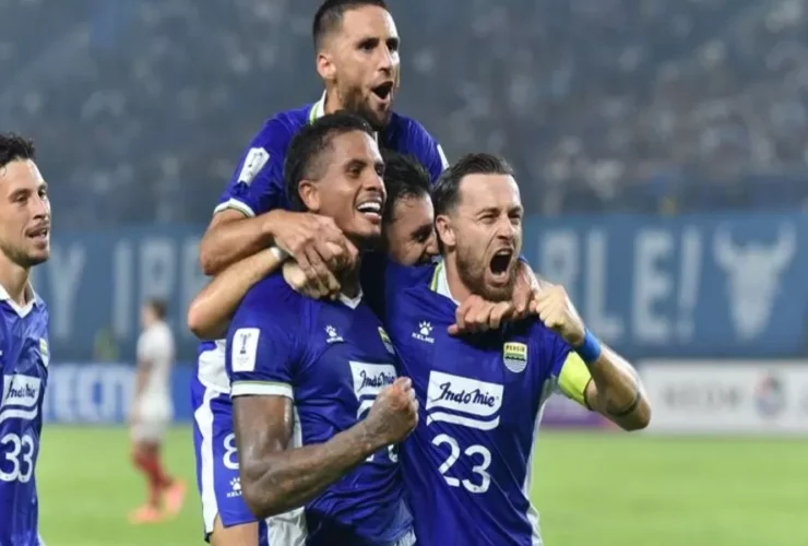 Pemain Persib Bandung beraksi saat menghadapi Ratchaburi FC di leg pertama babak 16 besar AFC Champions League 2, dengan fokus pada intensitas permainan dan adaptasi strategi tim karena absennya pemain kunci.