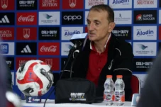 Pelatih Milomir Seslija saat memberikan pernyataan pers dalam sesi pra-pertandingan Persis vs Persik.