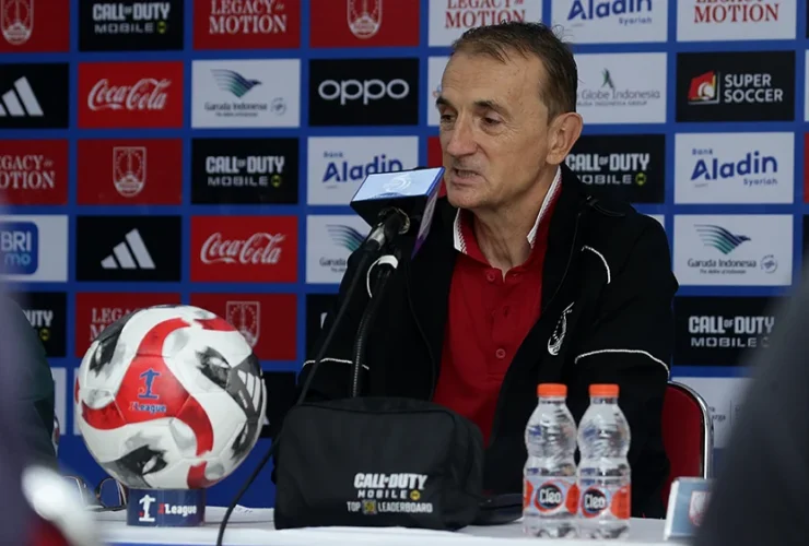 Pelatih Milomir Seslija saat memberikan pernyataan pers dalam sesi pra-pertandingan Persis vs Persik.