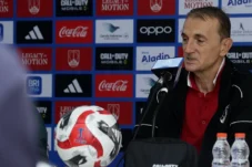Pelatih Milomir Seslija saat memberikan pernyataan pers dalam sesi pra-pertandingan Persis vs Persik.