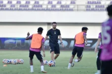Pemain dalam agenda persiapan Persita Tangerang melakukan latihan taktikal jelang lawan Persebaya.