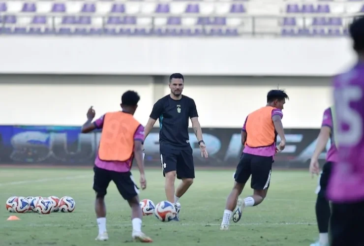 Pemain dalam agenda persiapan Persita Tangerang melakukan latihan taktikal jelang lawan Persebaya.