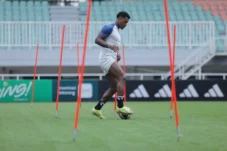 Striker Persikad Depok Rosalvo Junior bersiap hadapi Persekat Tegal di Stadion Pakansari.