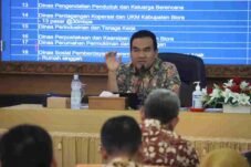 Bupati Arief Rohman membahas Anggaran Internet Blora dalam rapat koordinasi di Setda.