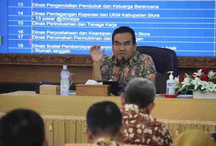 Bupati Arief Rohman membahas Anggaran Internet Blora dalam rapat koordinasi di Setda.