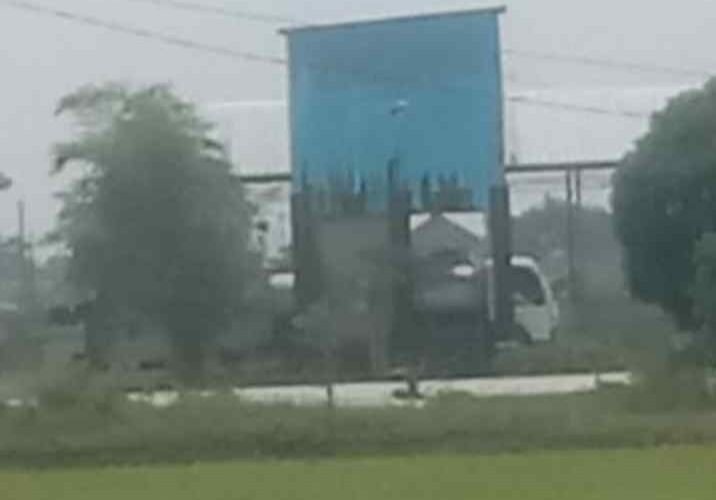 Sumur bor air bawah tanah dan instalasi pipa di area penyewaan lahan untuk distribusi air tangki.