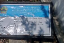 Papan informasi proyek pembangunan jalan beton di Desa Kropak, Kecamatan Winong, Kabupaten Pati. Tertera sumber dana dari Bantuan Keuangan Provinsi Jawa Tengah Tahun 2026 senilai Rp 150.000.000 untuk volume jalan 105m x 5m x 0,16m.