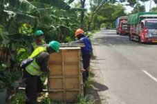 Pekerja memasang fasilitas Penerangan Jalan Umum Rembang di ruas jalur Pantura untuk keamanan warga.