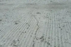 Kondisi jalan rabat beton Desa Bogoharjo yang retak meski baru selesai dikerjakan pada Maret 2026.