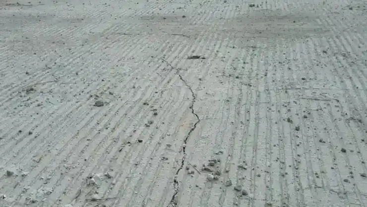 Kondisi jalan rabat beton Desa Bogoharjo yang retak meski baru selesai dikerjakan pada Maret 2026.