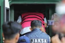 Penyidik Kejaksaan Agung memeriksa dokumen dan barang bukti dalam penetapan AW sebagai tersangka baru kasus pencucian uang Zarof Ricar.