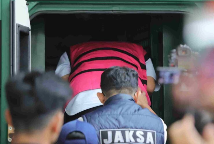 Penyidik Kejaksaan Agung memeriksa dokumen dan barang bukti dalam penetapan AW sebagai tersangka baru kasus pencucian uang Zarof Ricar.