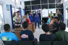 Proses evakuasi nelayan Bintang Kejora oleh Polres Jepara di Dermaga Kartini
