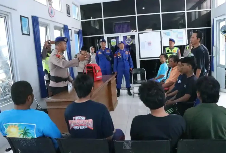 Proses evakuasi nelayan Bintang Kejora oleh Polres Jepara di Dermaga Kartini