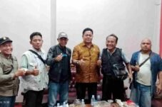 Foto bersama Ketua DPRD Pati Ali Badrudin dengan perwakilan massa Germap di ruang kerja ketua DPRD setelah penyampaian tuntutan terkait pembentukan Pansus evaluasi kinerja Plt Bupati Pati.