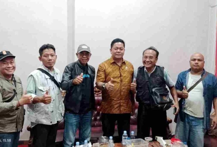 Foto bersama Ketua DPRD Pati Ali Badrudin dengan perwakilan massa Germap di ruang kerja ketua DPRD setelah penyampaian tuntutan terkait pembentukan Pansus evaluasi kinerja Plt Bupati Pati.