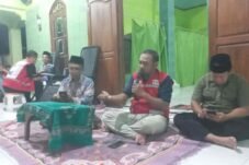 Warga Tegal Sambi Jepara mengikuti kegiatan donor darah di Mushola Baitussajidin bersama PMI Kabupaten Jepara