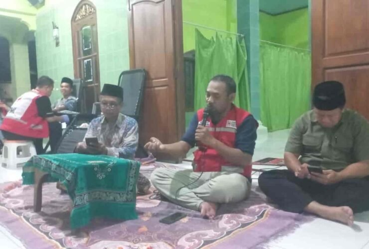 Warga Tegal Sambi Jepara mengikuti kegiatan donor darah di Mushola Baitussajidin bersama PMI Kabupaten Jepara