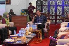 Bupati Jepara H. Witiarso Utomo (tengah) berdiskusi dengan Kepala BPJS Ketenagakerjaan Cabang Kudus Dewi Mulyasari (kiri) guna membahas optimalisasi kepesertaan BPJS Ketenagakerjaan Jepara.