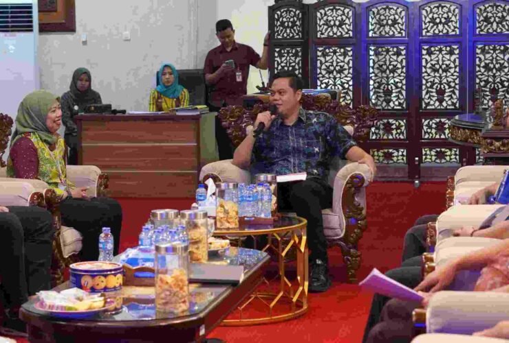 Bupati Jepara H. Witiarso Utomo (tengah) berdiskusi dengan Kepala BPJS Ketenagakerjaan Cabang Kudus Dewi Mulyasari (kiri) guna membahas optimalisasi kepesertaan BPJS Ketenagakerjaan Jepara.