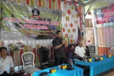 Ketua DPC Formadesa Jepara sedang memberikan sambutan dalam rapat koordinasi organisasi di Kantor Sekretariat Desa Senenan