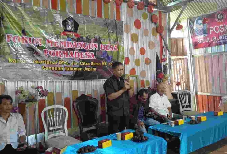 Ketua DPC Formadesa Jepara sedang memberikan sambutan dalam rapat koordinasi organisasi di Kantor Sekretariat Desa Senenan
