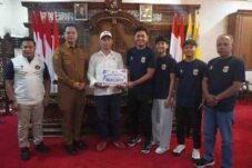 Bupati Mas Wiwit melepas atlet karate Jepara yang akan mewakili Indonesia pada Kejuaraan Karate ASEAN 2026 di Vietnam.