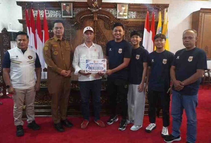 Bupati Mas Wiwit melepas atlet karate Jepara yang akan mewakili Indonesia pada Kejuaraan Karate ASEAN 2026 di Vietnam.