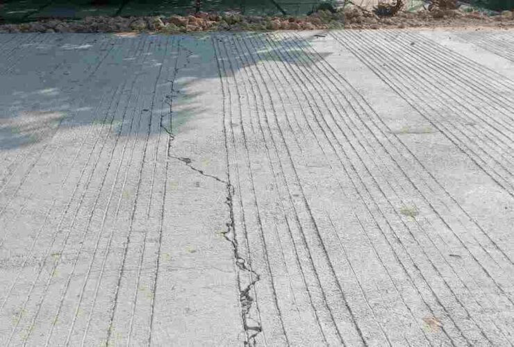 Retakan pada proyek rabat beton Dana Desa Karangsumber senilai Rp 218 juta di Kecamatan Winong, Kabupaten Pati.