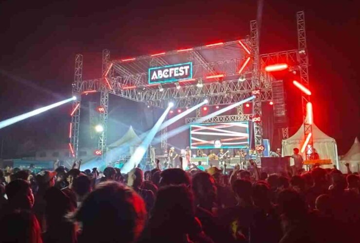 DJ Ghea Barbie tampil di panggung ABC Fest Rock Star Jepara di Banyuputih dengan ribuan penonton memadati konser dangdut 2026