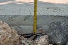 Rabat beton Dana Desa Karangsumber Pati baru sebulan selesai, ketebalan jalan mulai disorot karena retak