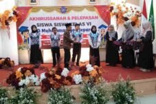 Siswa SD Muhammadiyah Jepara mengikuti acara pelepasan kelas VI Tahun Ajaran 2025/2026 di Jepara