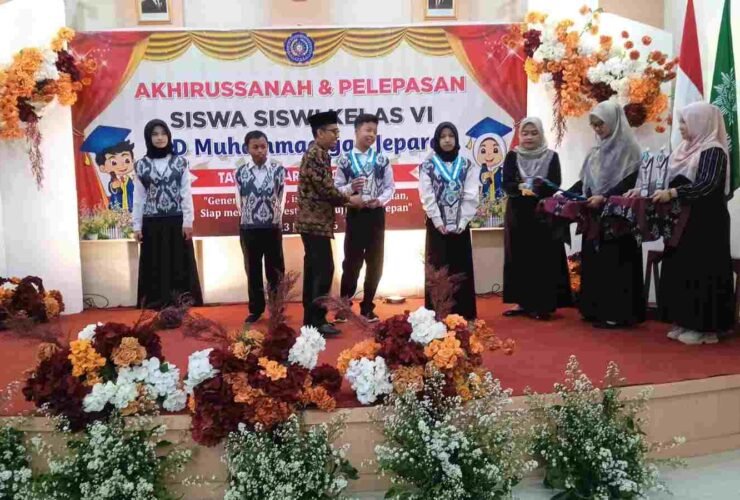 Siswa SD Muhammadiyah Jepara mengikuti acara pelepasan kelas VI Tahun Ajaran 2025/2026 di Jepara