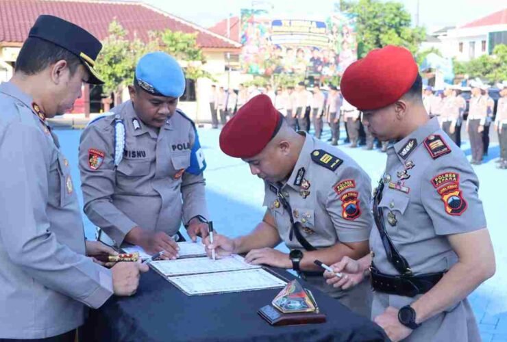 Kapolres Jepara memimpin sertijab Kasat Reskrim dan Kasat Binmas Polres Jepara di Lapangan Endra Dharmalaksana, 6 Juni 2026.