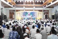 Habib Syech memimpin Jepara Berselawat di Masjid Agung Baitul Makmur Jepara