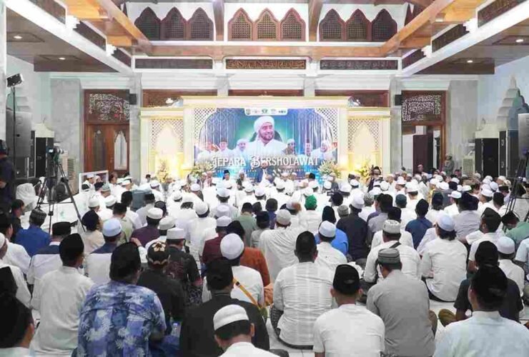 Habib Syech memimpin Jepara Berselawat di Masjid Agung Baitul Makmur Jepara