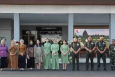 Pangdam IV/Diponegoro bersama Kasad Jenderal TNI Maruli Simanjuntak dan rombongan berfoto di Akademi Militer Magelang.