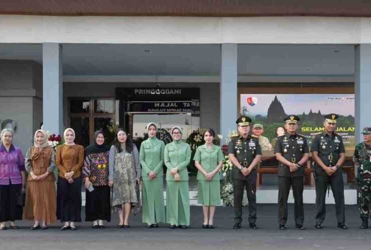 Pangdam IV/Diponegoro bersama Kasad Jenderal TNI Maruli Simanjuntak dan rombongan berfoto di Akademi Militer Magelang.