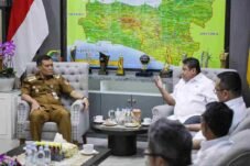 Gubernur Jawa Tengah Ahmad Luthfi menerima Penasihat Khusus Presiden Said Iqbal saat membahas program kesejahteraan buruh di Kantor Gubernur Jawa Tengah, Senin (27/7/2026).
