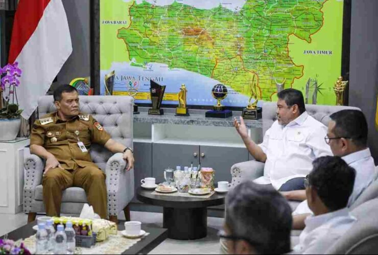Gubernur Jawa Tengah Ahmad Luthfi menerima Penasihat Khusus Presiden Said Iqbal saat membahas program kesejahteraan buruh di Kantor Gubernur Jawa Tengah, Senin (27/7/2026).