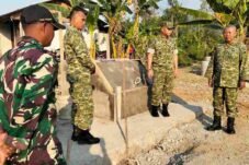 Dandim 0711/Pemalang Letkol Inf Edy Wibowo meninjau pembangunan Jembatan Gantung Garuda di Desa Wanarata, Kecamatan Bantarbolang, Kabupaten Pemalang.