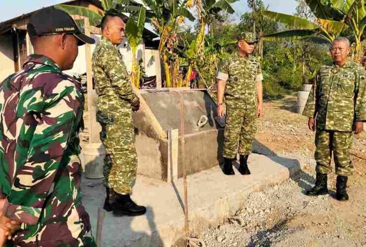 Dandim 0711/Pemalang Letkol Inf Edy Wibowo meninjau pembangunan Jembatan Gantung Garuda di Desa Wanarata, Kecamatan Bantarbolang, Kabupaten Pemalang.