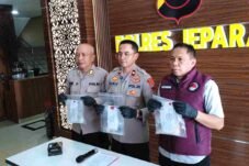 Kasus narkoba Jepara, Wakapolres Jepara Kompol Faris Budiman menunjukkan barang bukti sabu, ekstasi, dan obat berbahaya saat konferensi pers di Mapolres Jepara.