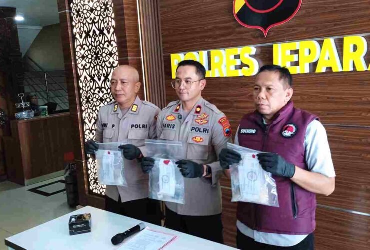 Kasus narkoba Jepara, Wakapolres Jepara Kompol Faris Budiman menunjukkan barang bukti sabu, ekstasi, dan obat berbahaya saat konferensi pers di Mapolres Jepara.