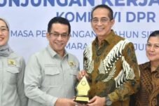 Komisi VI DPR RI mengunjungi PT Phapros di Semarang untuk membahas penguatan industri farmasi dan produksi bahan baku obat lokal.