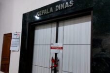 Petugas KPK menyegel ruang kerja Kepala DPUPR Kabupaten Pemalang dalam penyidikan dugaan tindak pidana korupsi.